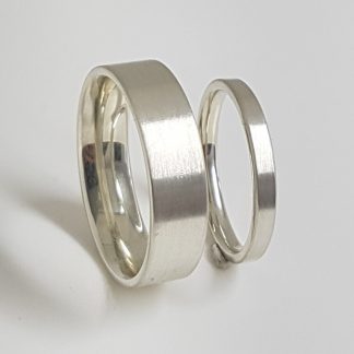 Wedding rings in brushed, 9ct white gold