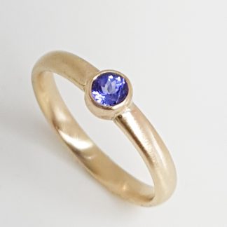 Beautiful Ring with Tanzanite in 9 Karat Gold