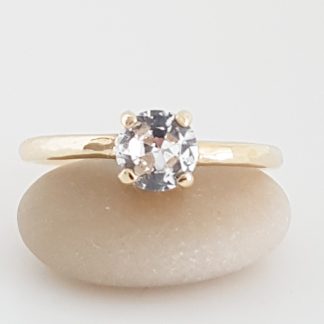 Gold ring with lab -grown diamond