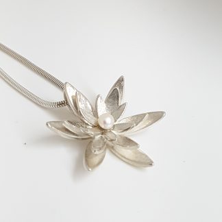 Waterlily - pendant with freshwater pearl
